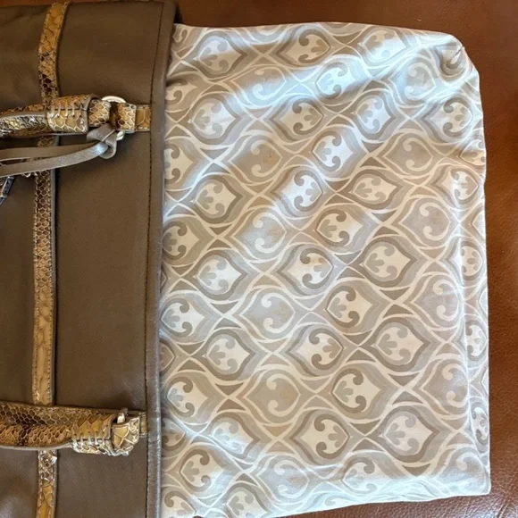 Brighton "Pretty Tough Reed" tote bag in a silver or zinc pearl - Picture 9 of 16